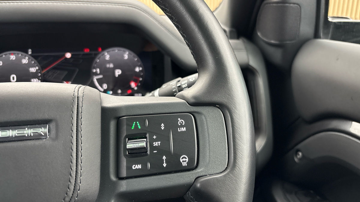 Land Rover Defender 110 Image 14
