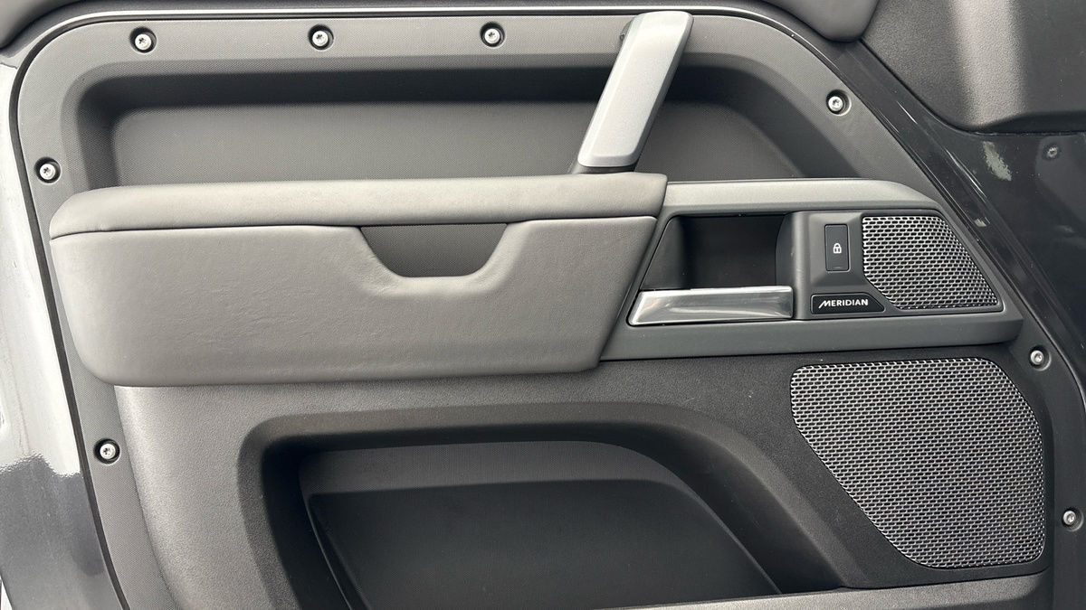 Land Rover Defender 110 Urban Image 19