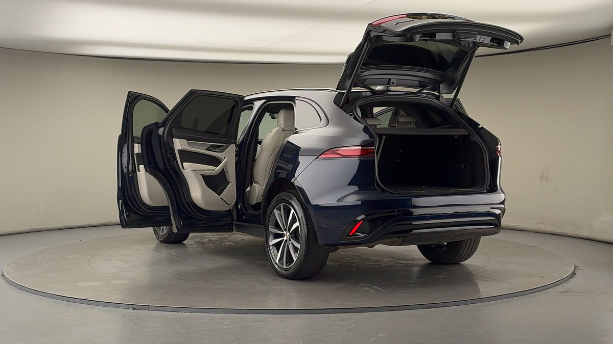 Jaguar F-PACE Image 23