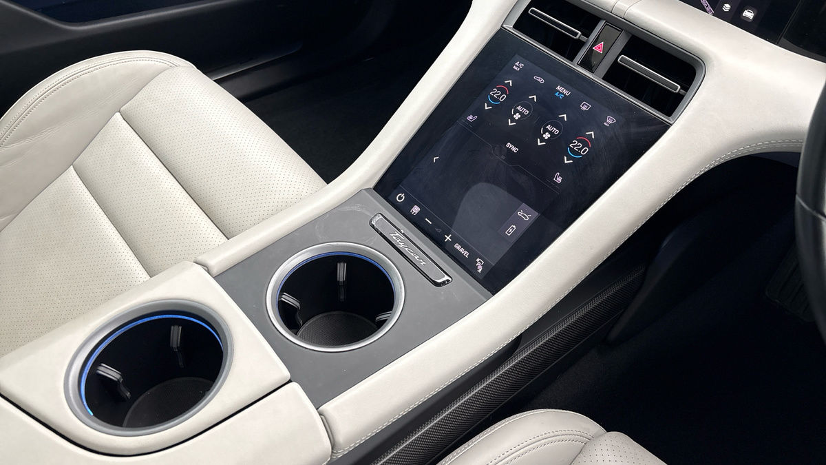 Porsche Taycan Image 18