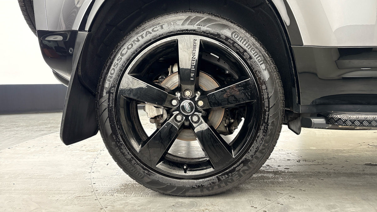 Land Rover Defender 110 Image 10