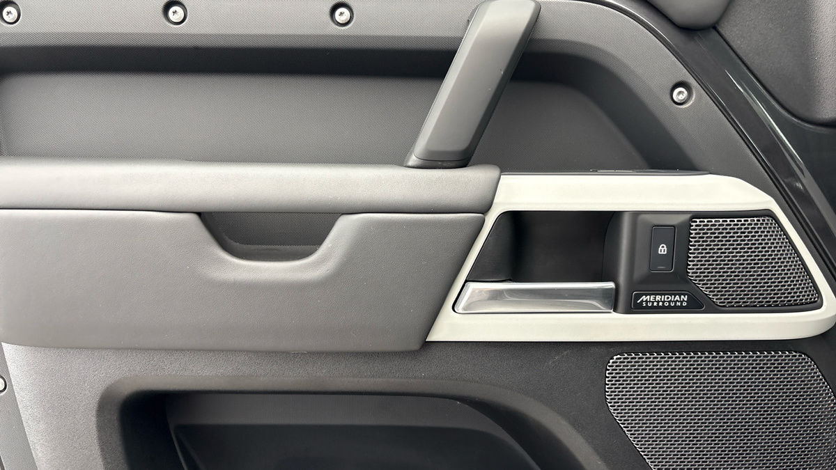 Land Rover Defender 110 Image 19