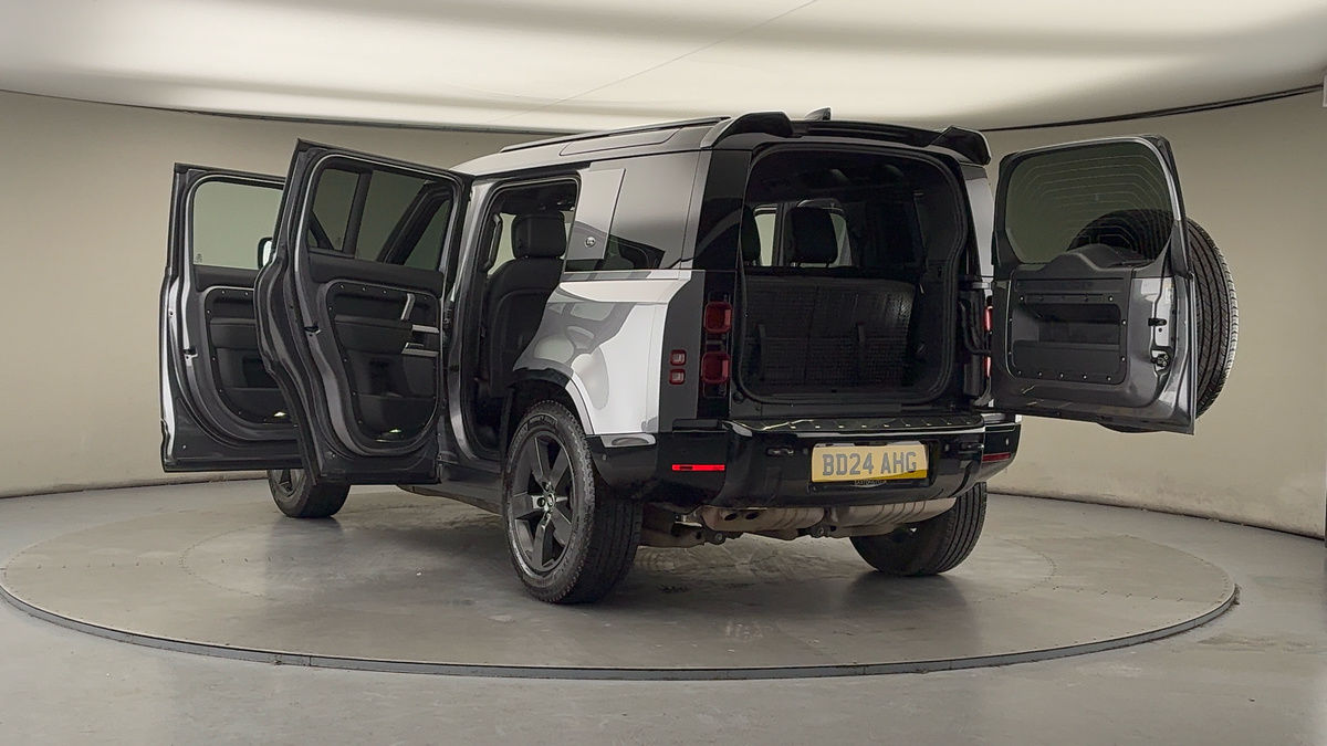 Land Rover Defender 110 Image 23