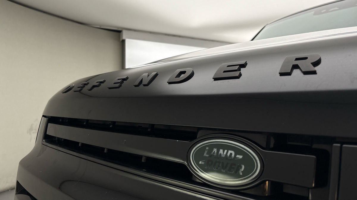 Land Rover Defender 110 Image 24