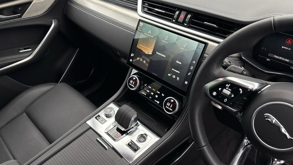 Jaguar F-PACE Image 18