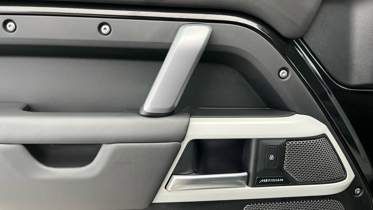 Land Rover Defender 90 Urban Image 19