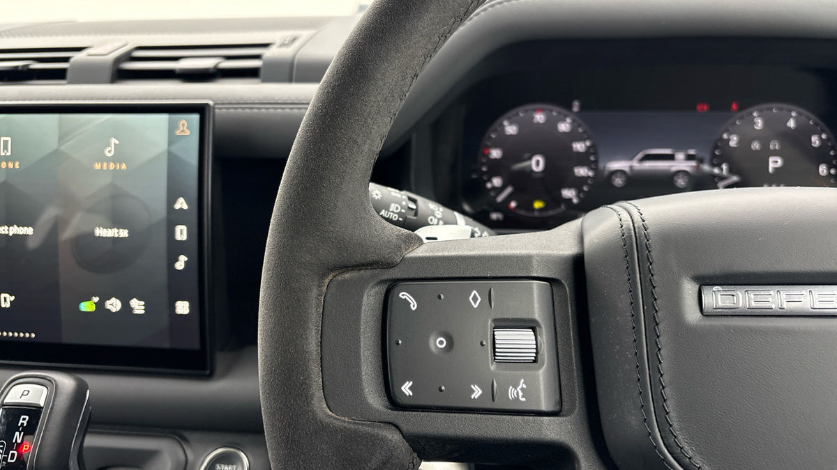 Land Rover Defender 110 Image 25