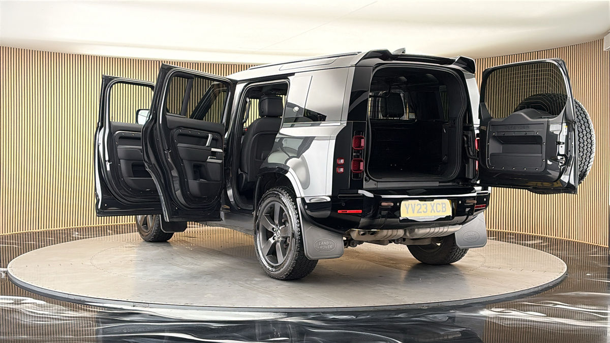 Land Rover Defender 110 Image 23