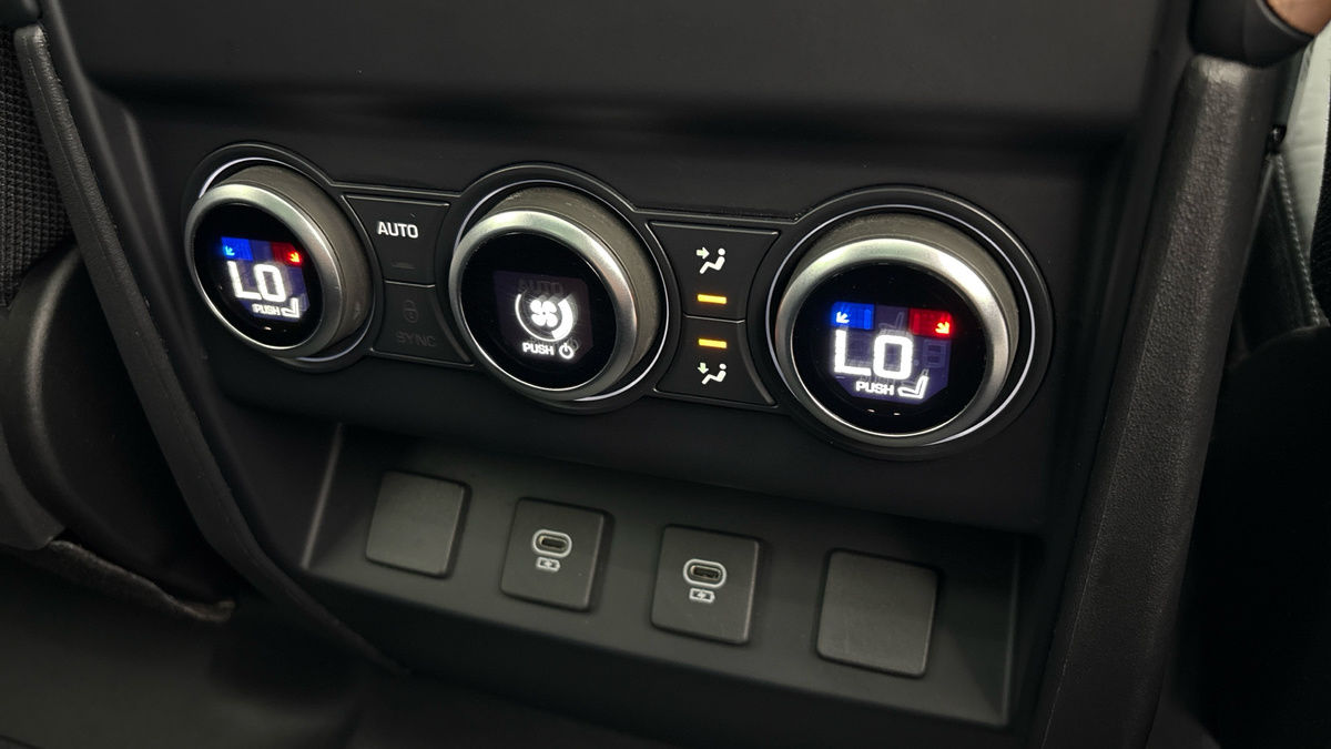 Land Rover Defender 130 Image 28