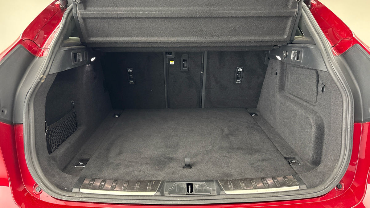 Jaguar F-PACE Image 11