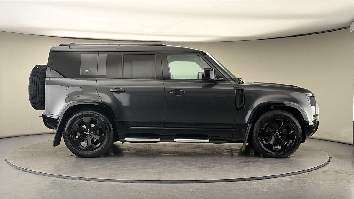 Land Rover Defender 110 Image 16