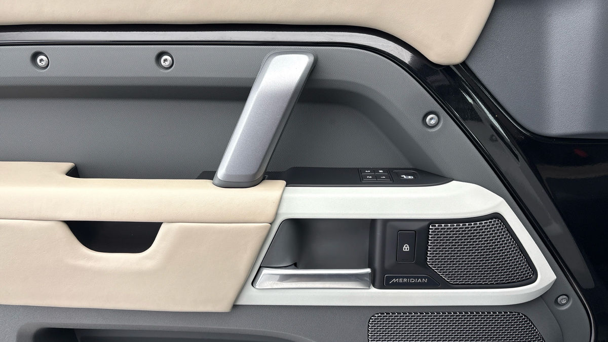 Land Rover Defender 90 Image 19