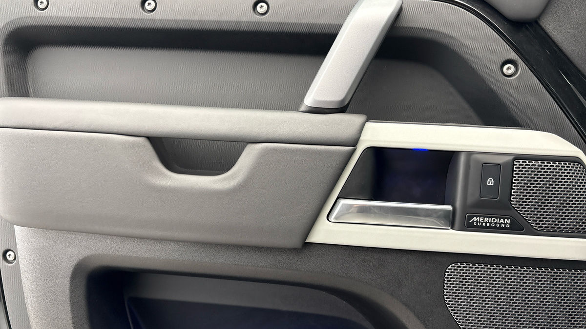 Land Rover Defender 110 Image 19