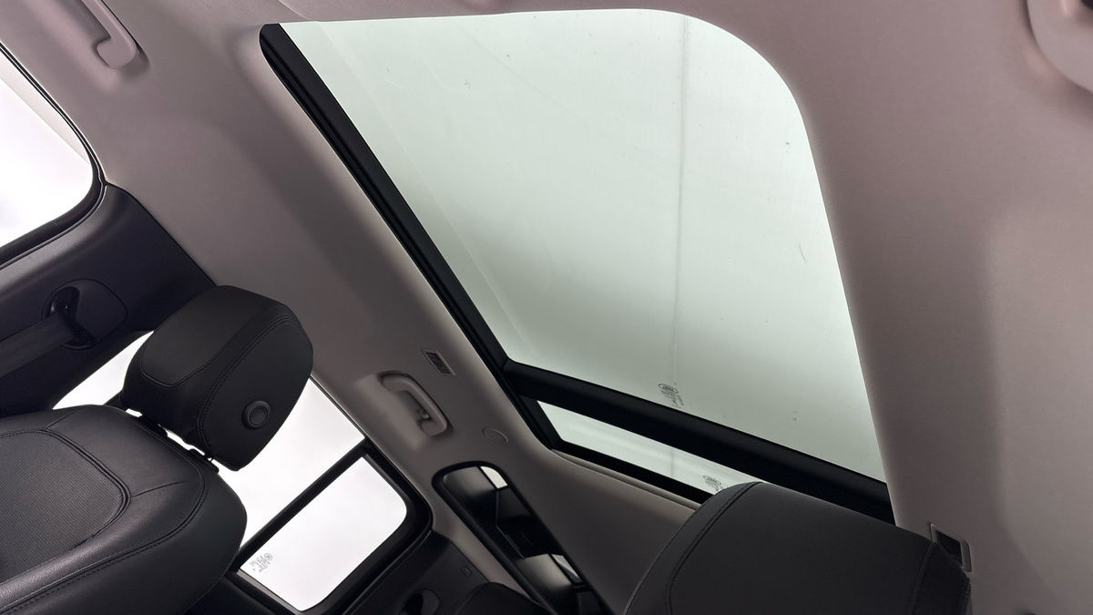 Land Rover Defender 110 Image 6