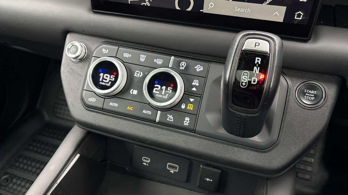 Land Rover Defender 110 Image 28