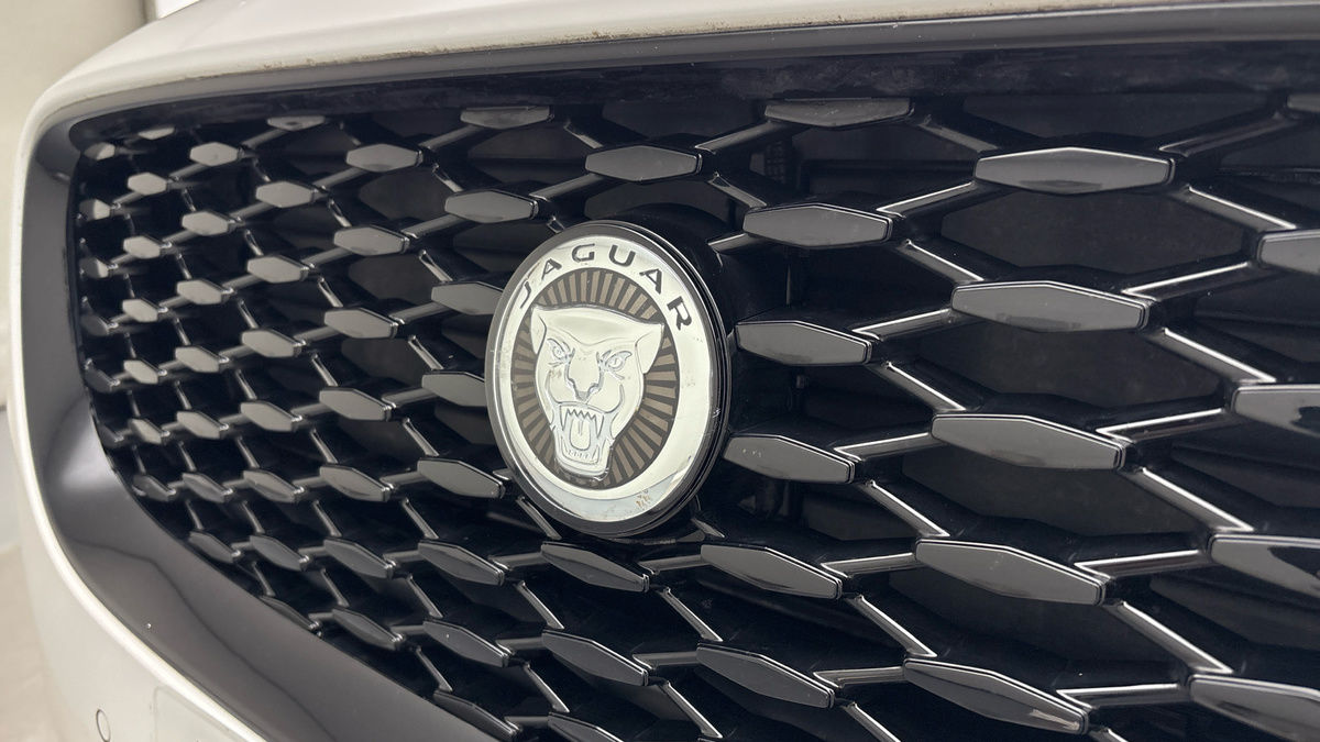 Jaguar E-PACE Image 48