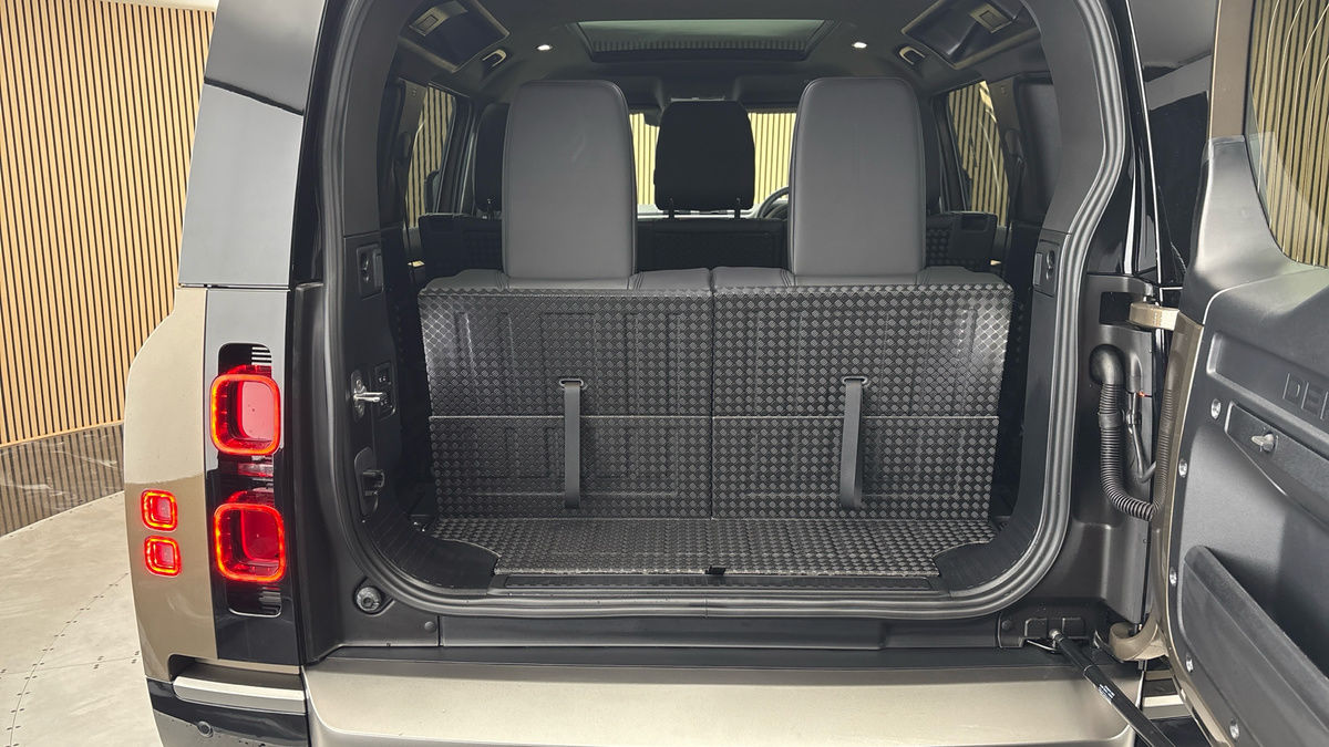 Land Rover Defender 110 Image 11