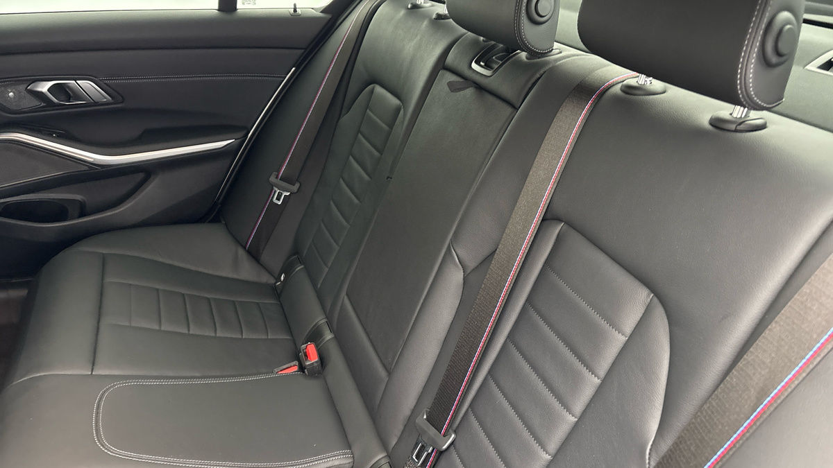 BMW 3 Series Image 8