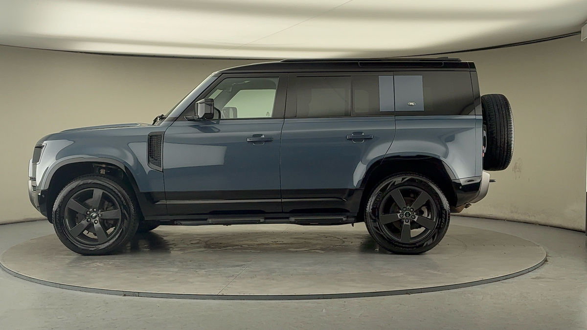 Land Rover Defender 110 Image 15