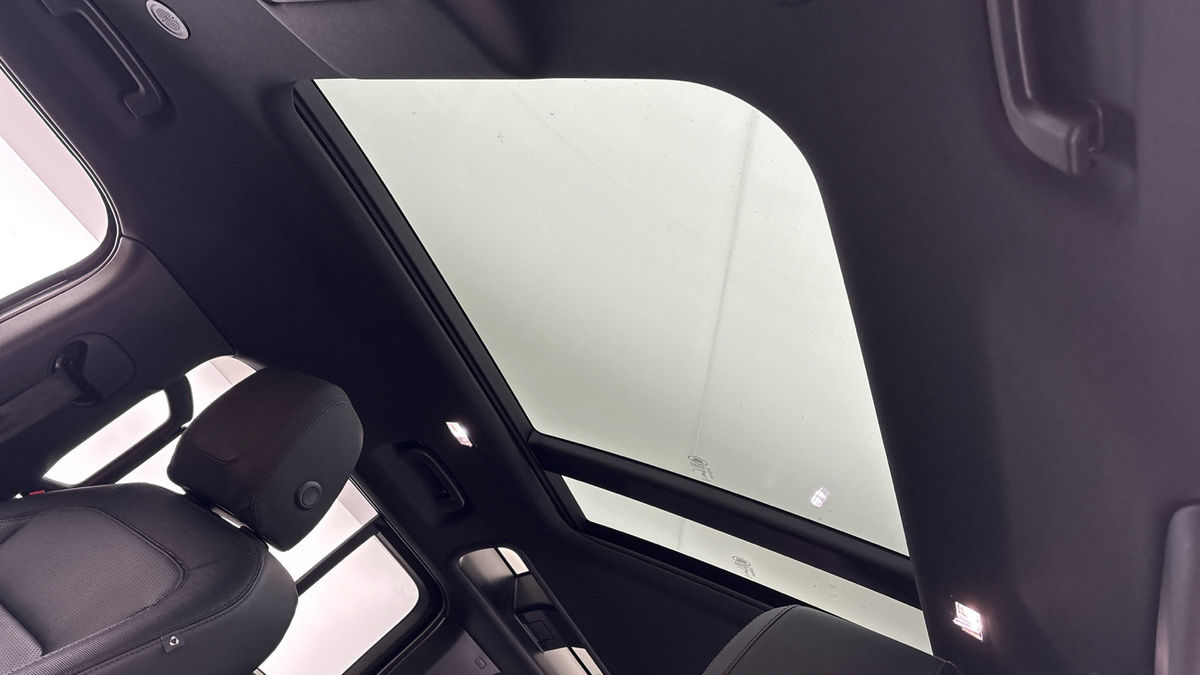 Land Rover Defender 110 Image 6
