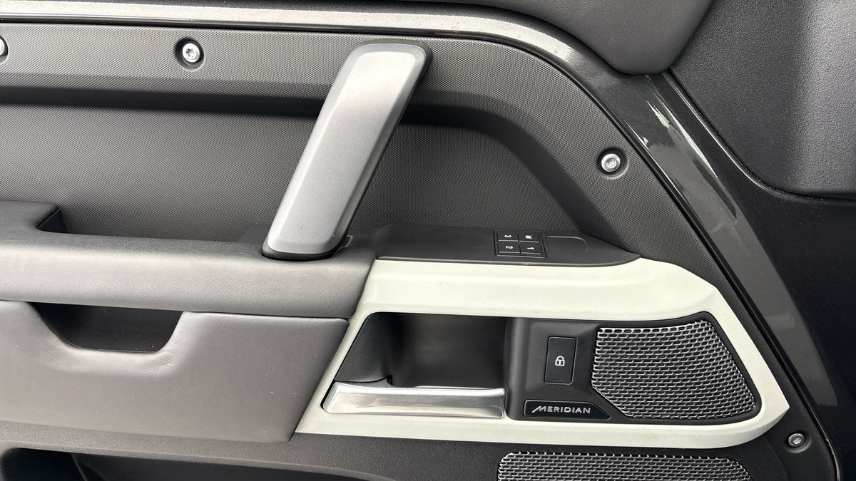 Land Rover Defender 110 Image 19