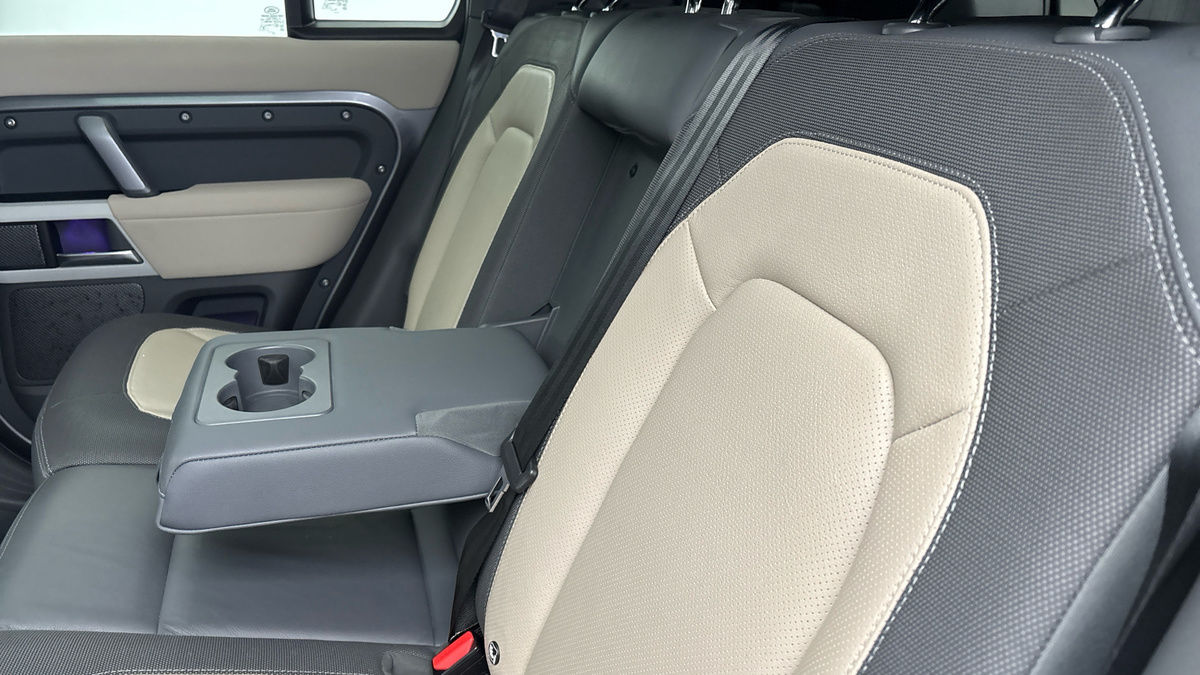 Land Rover Defender 110 Image 9