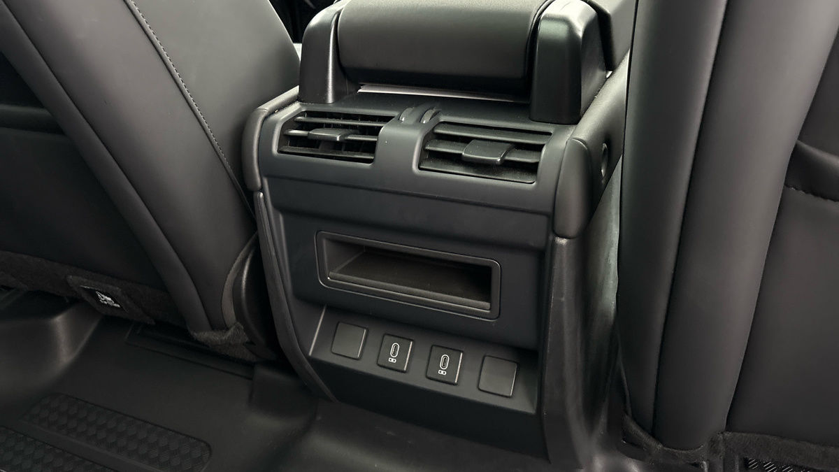 Land Rover Defender 110 Urban Image 25
