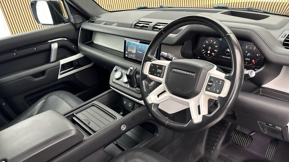 Land Rover Defender 110 Image 5