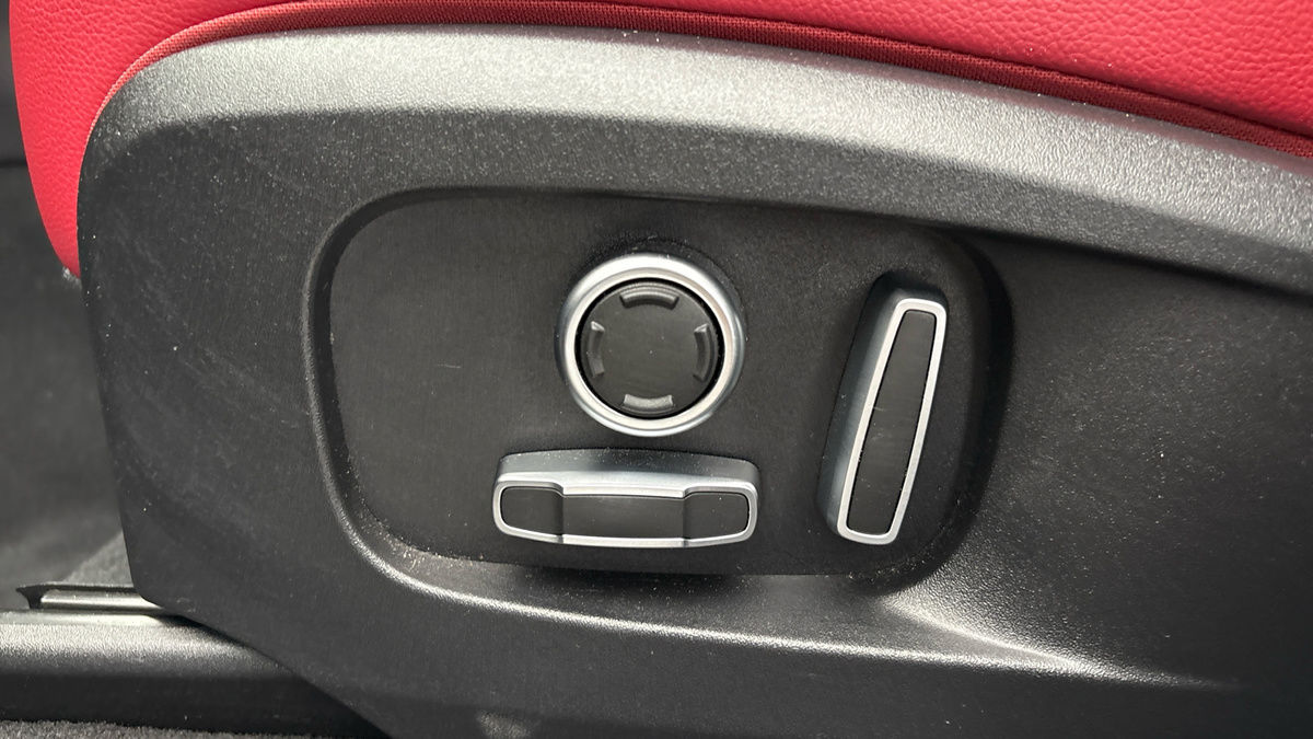 Jaguar F-PACE Image 40