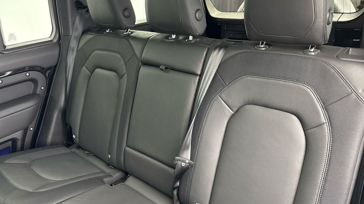 Land Rover Defender 110 Image 8