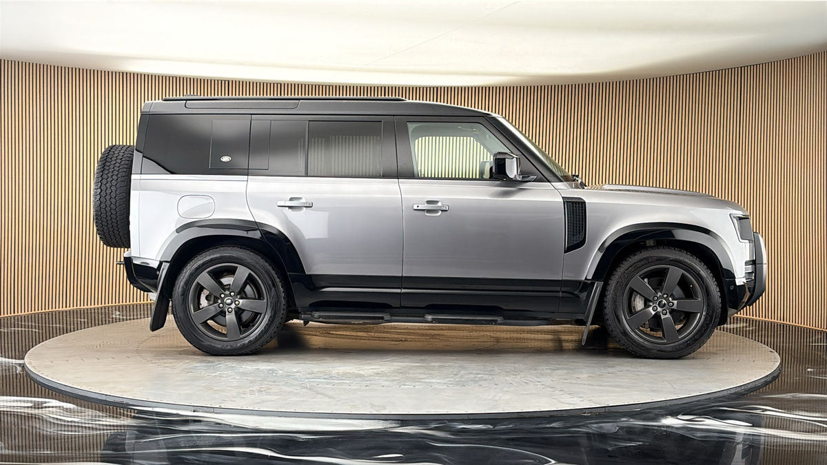 Land Rover Defender 110 Image 16