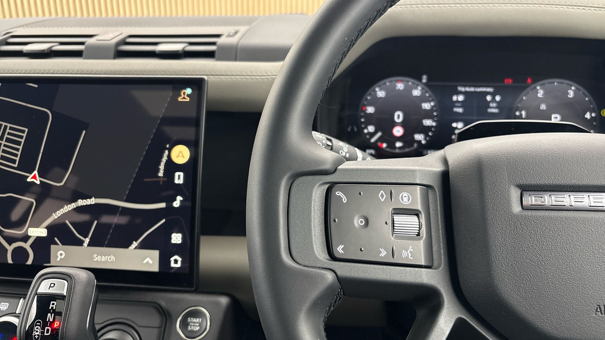 Land Rover Defender 110 Image 13