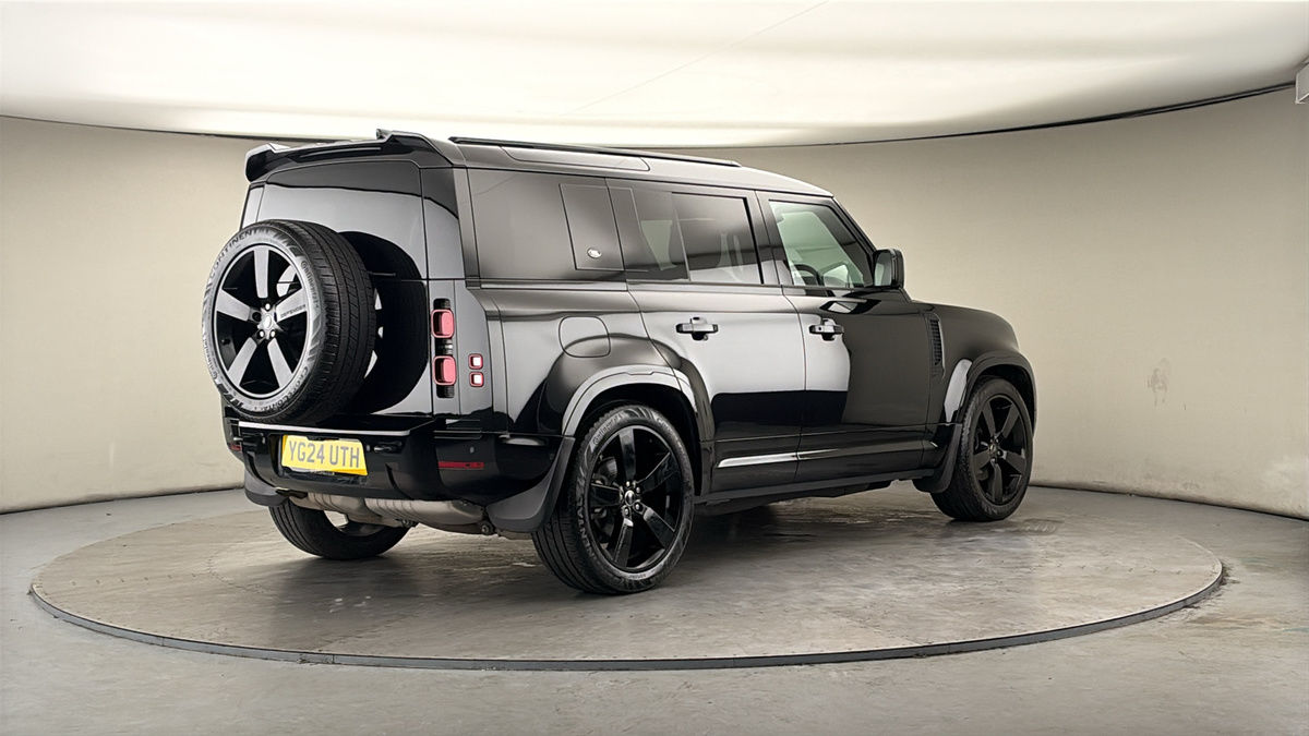 Land Rover Defender 110 Image 21