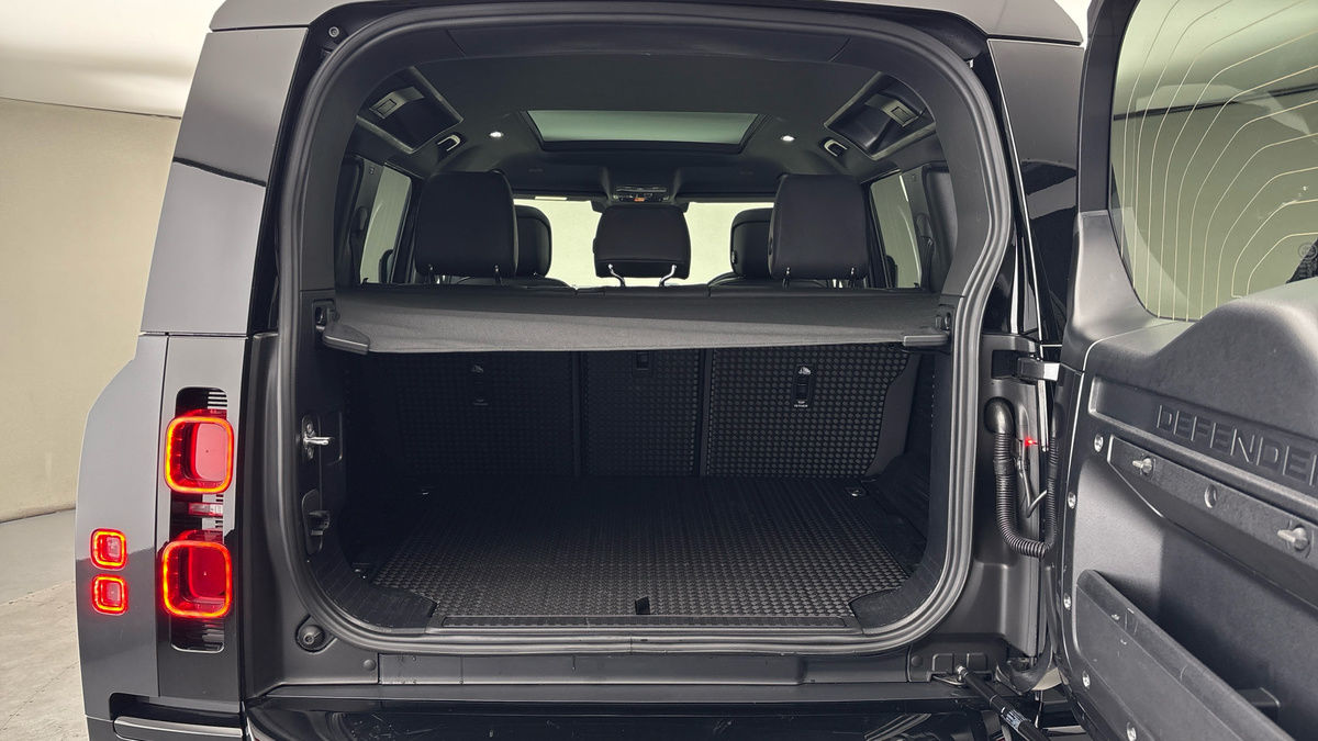 Land Rover Defender 110 Image 11