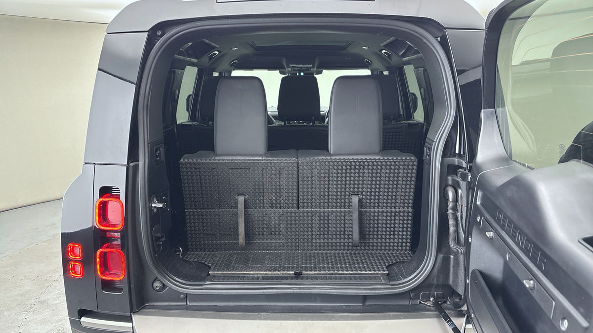 Land Rover Defender 110 Image 11
