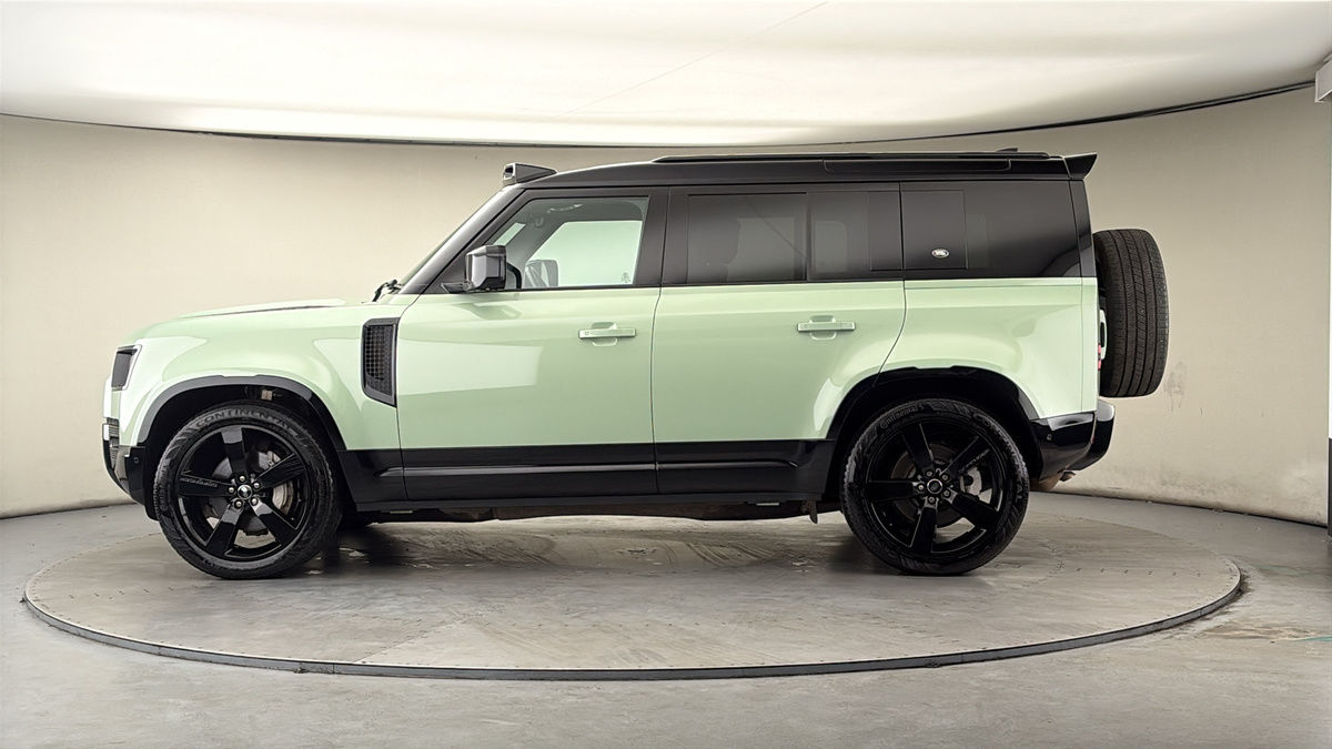 Land Rover Defender 110 Image 15