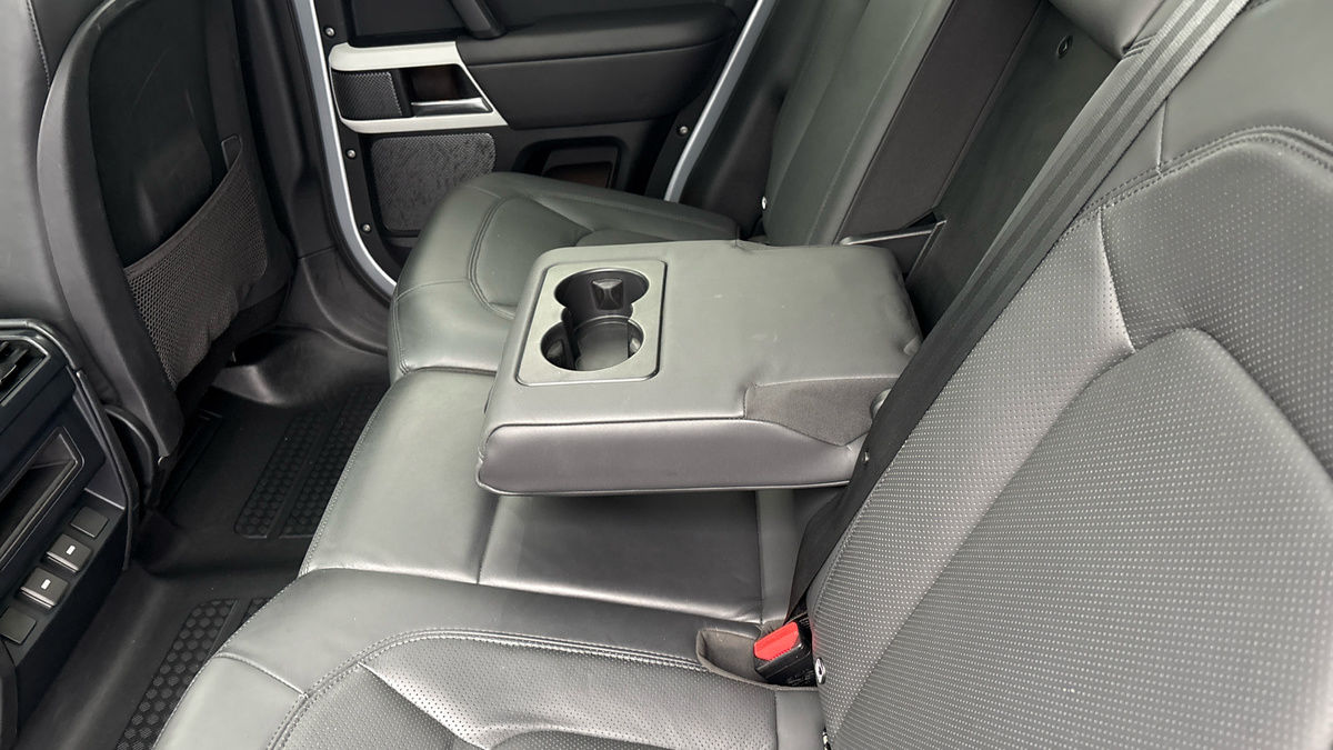 Land Rover Defender 110 Image 9