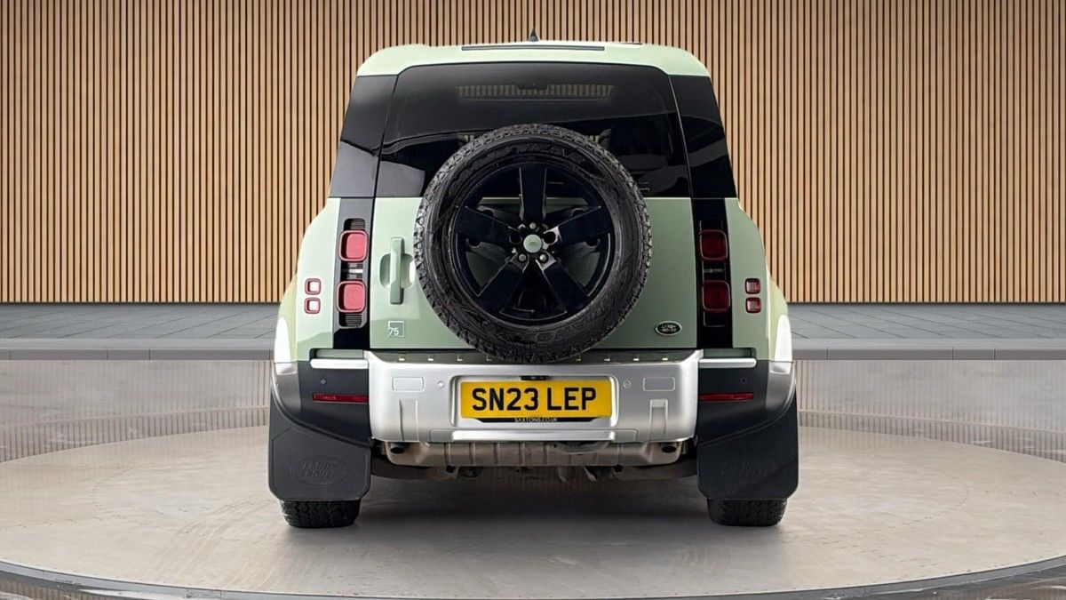 Land Rover Defender 110 Image 4