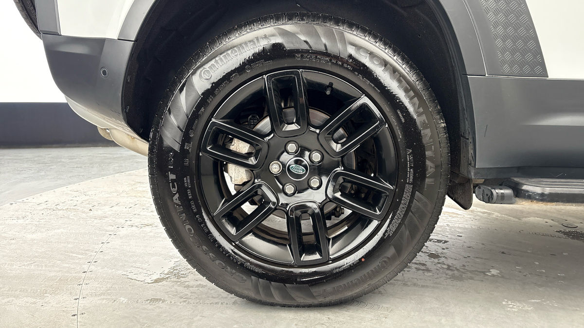 Land Rover Defender 110 Image 10