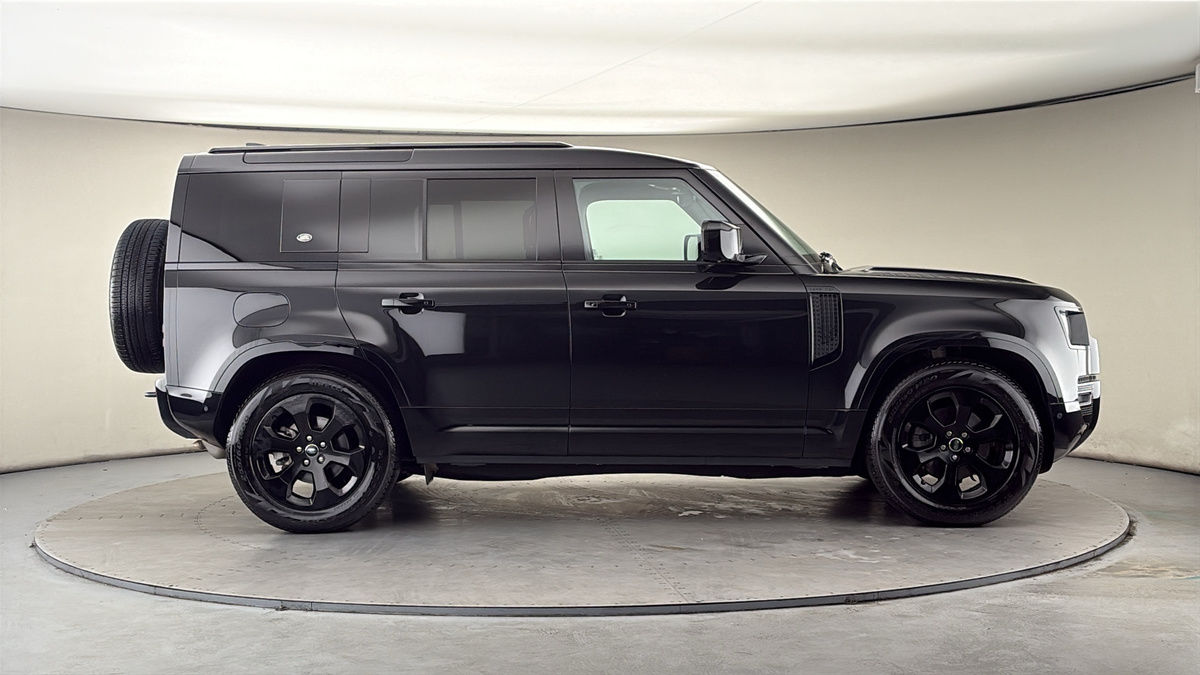 Land Rover Defender 110 Image 16