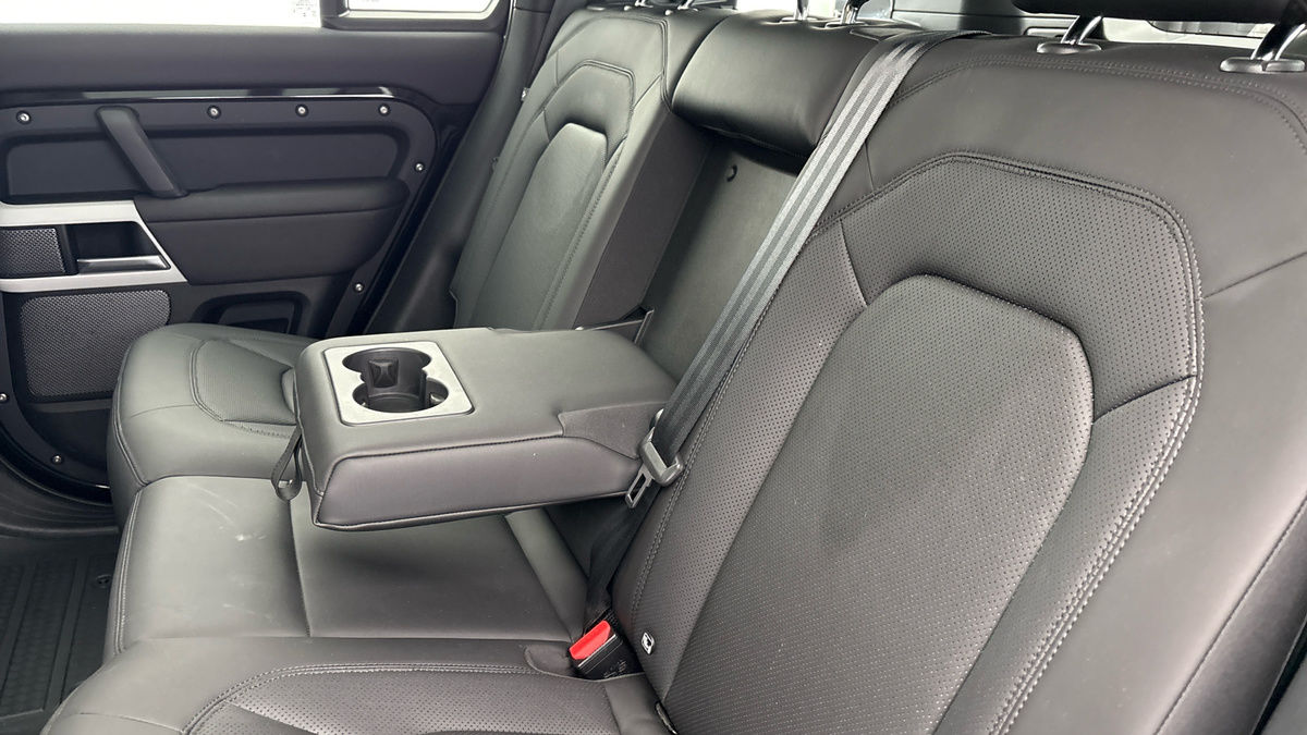 Land Rover Defender 110 Image 9