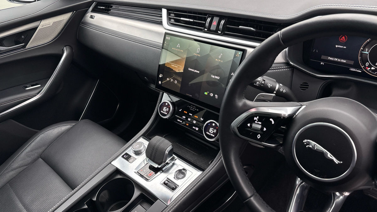 Jaguar F-PACE Image 18