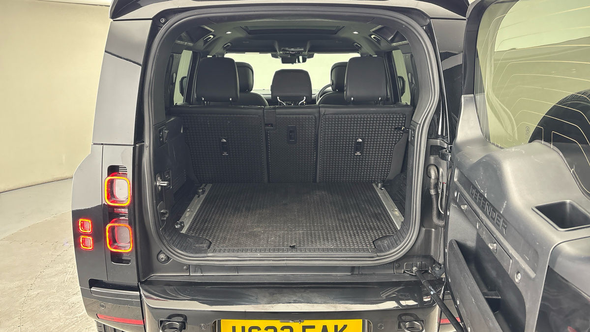 Land Rover Defender 110 Image 11