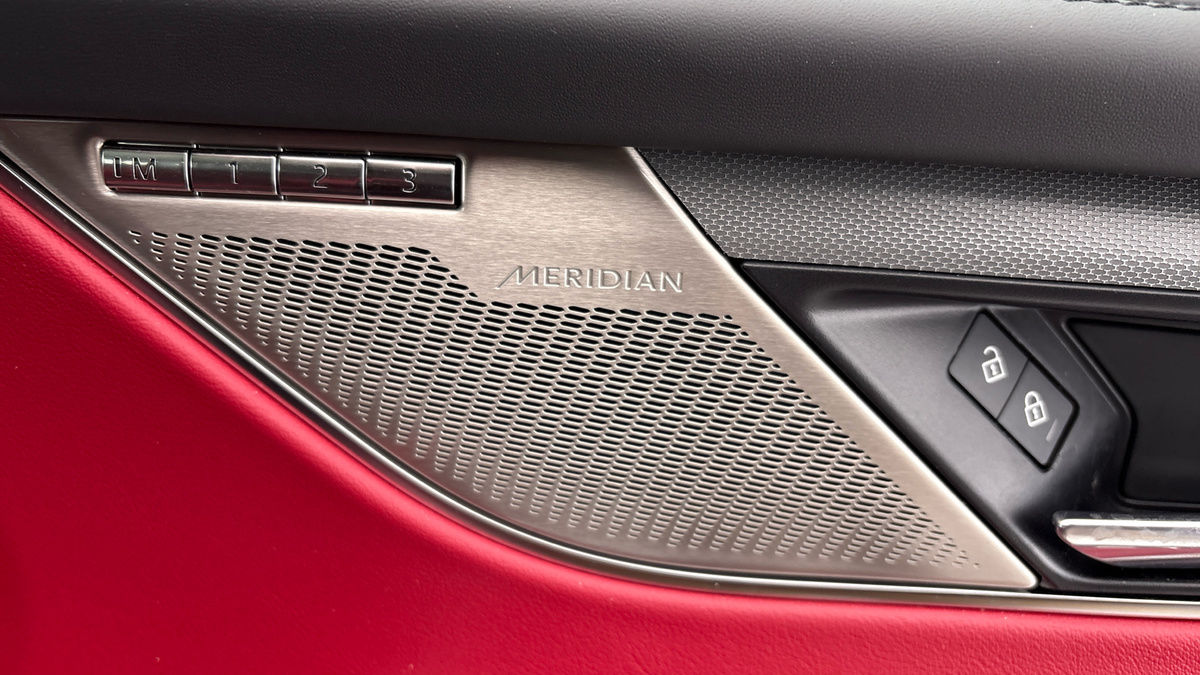 Jaguar F-PACE Image 25