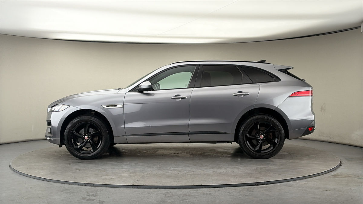 Jaguar F-PACE Image 15