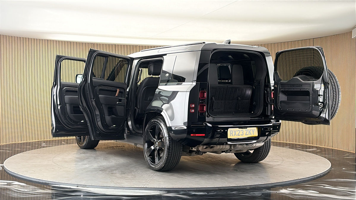 Land Rover Defender 110 Image 23