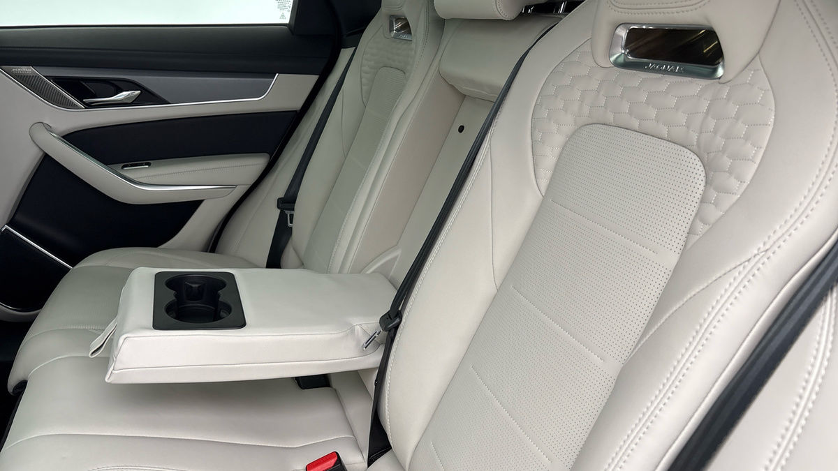 Jaguar F-PACE Image 9