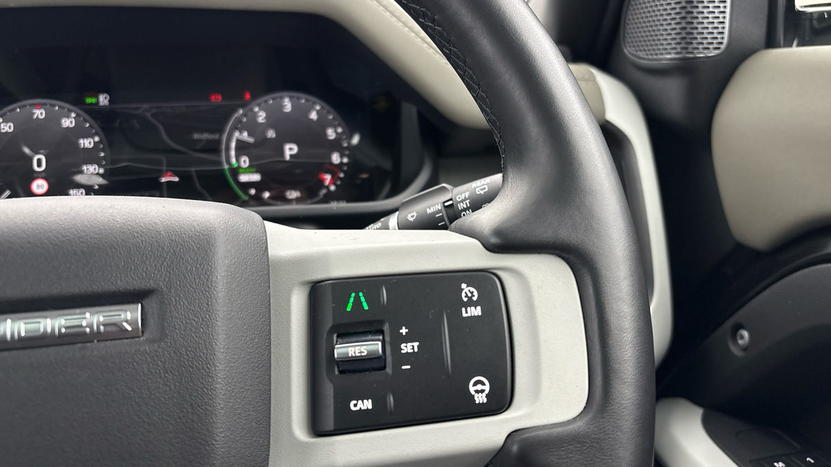 Land Rover Defender 110 Image 14