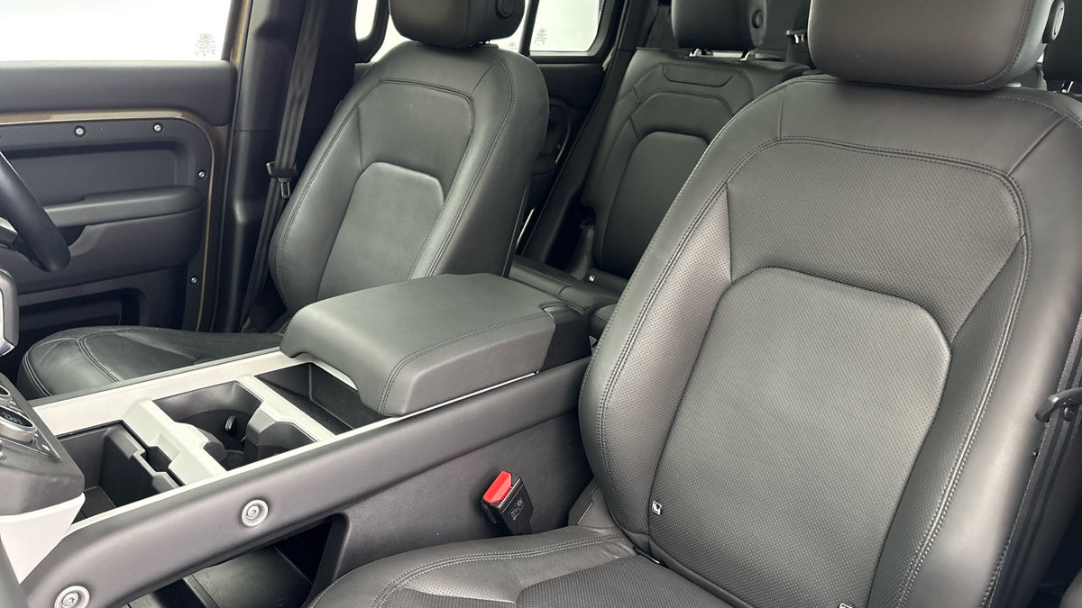 Land Rover Defender 110 Image 7