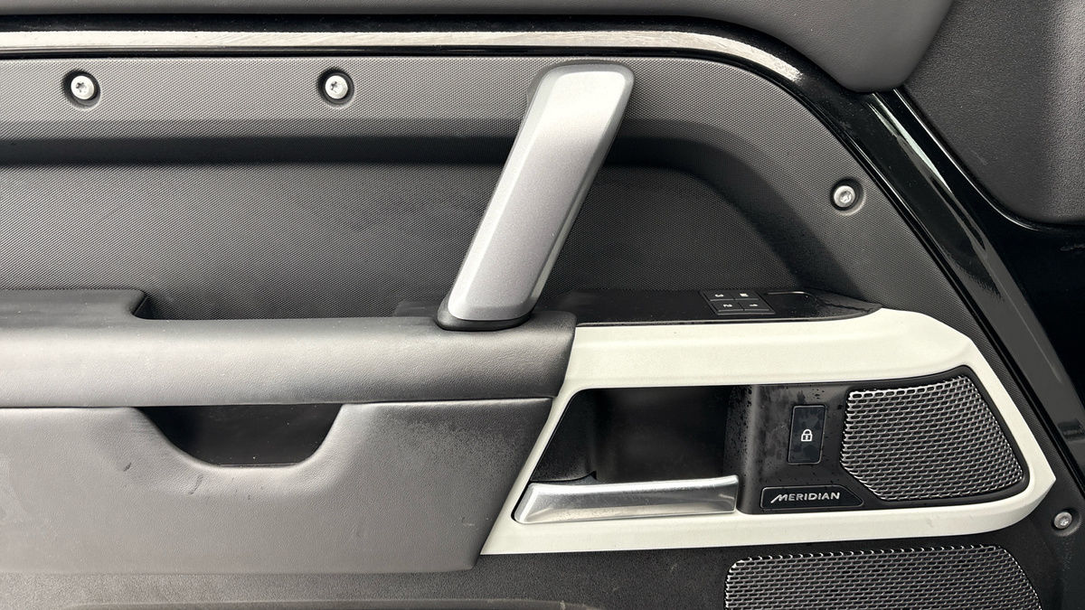 Land Rover Defender 110 Image 19
